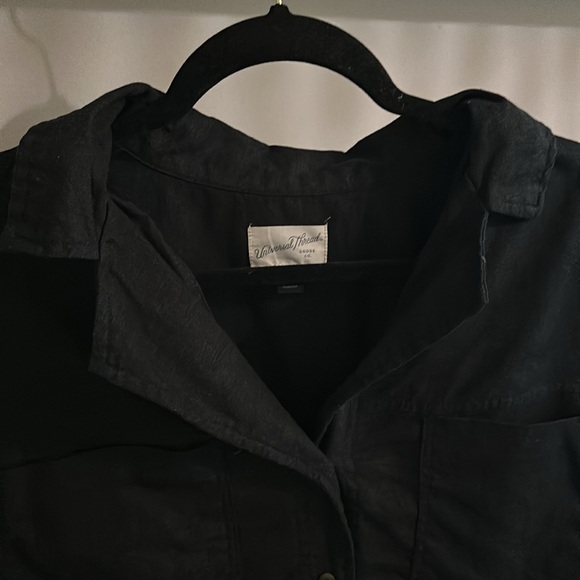 Universal Thread Black Button Top - Picture 2 of 3